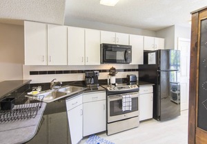 Deeded Beach Access, Community Pool, Screen Porch, Walk to Shops and Restaurants
