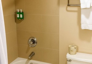 Enjoy Panoramic Wenatchee Valley Views! Gorgeoyus Room w/Large Window, Pool
