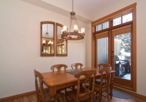 Executive Peaceful mountain retreat! SKI IN/SKI OUT. Mountain Views! Double garagern2 level home