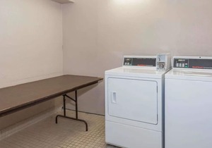 Explore Local Museums! 2 Classy Units, Pool, Near Museum of Florida History