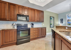 fabulous waterfront resort, 3 pools, lazy river, walk to 5th Ave!