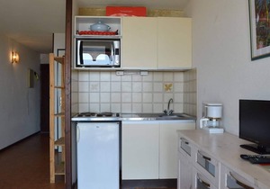Family apt with pool, parking 700m from beach