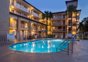 Fantastic Getaway! Three Comfy Units Pool, Breakfast, Shuttle to Parks, Parking