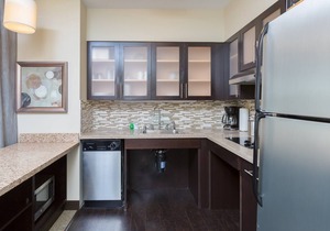 Free Breakfast. Pool Access. Suite Near Downtown.