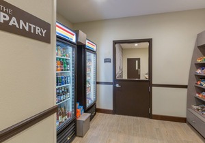 Free Breakfast. Pool Access. Suite Near Downtown.