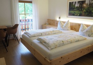 Gemütliches und modernes Doppelzimmer, mit Sitzecke, Sat-TV und Badezimmer