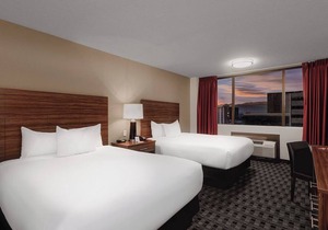 Group Vacation! 2 Modern Units, Casino, Pool, FREE Parking