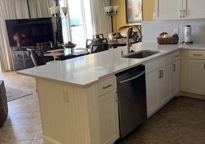 GULF FRONT. AMAZING VIEWS! 3 Pools! ON THE BEACH! Tiki Bar.LOCATION