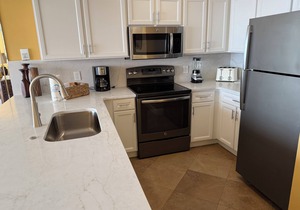 GULF FRONT with Amazing Views, 3 Pools, Tiki Bar! LOCATION! Zero entry pool