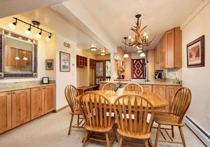 Hike & Bike Out Your Front Door! W/D, Balcony w/Grill, Outdoor Hot Tub, Covered Parking & Elevator!