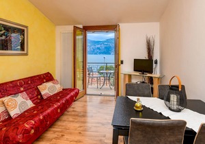 Holiday Apartment with Wi-Fi, Air Conditioning, Pool and Garden; Garage available; Pets allowed