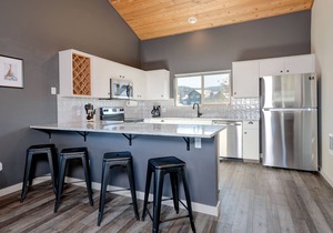 Home w/private hot tub & fireplace close to Town Center & Resort - Mountain to Meadow Ski Chalet