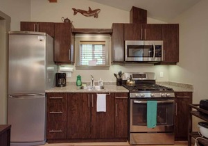 Hot Tub - Pet Friendly - Cozy Escape with Fire Pit
