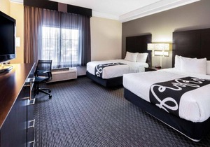 Ideal Location! Free Parking, Onsite Pool, Free Breakfast