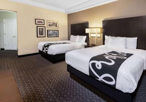 Ideal Location! Free Parking, Onsite Pool, Free Breakfast