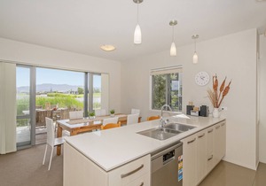 Lakeside Villa Retreat - Matarangi Downstairs Unit