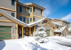 ♡ LOVE THIS PLACE! Mountain Condo | Valley Views | HUGE Hot Tub | Large & Spacious