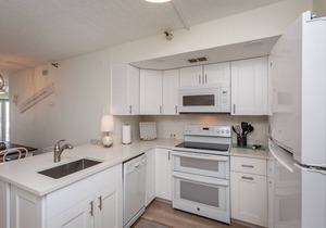 LUXURIOUS Oceanfront - Beachdrifter 201 South-end w wrap around balcony+pets ok*