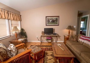 Luxury Cabin for 8 @ River's Bend Ranch; river access & trail rides on site.