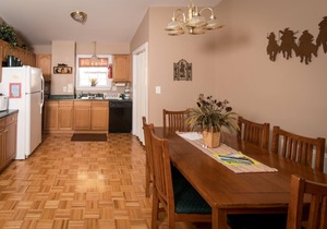 Luxury Cabin for 8 @ River's Bend Ranch; river access & trail rides on site.