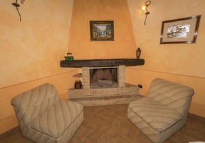Luxury, modern apartment with pool and stunning views, 1 hour from Rome