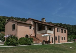 Luxury, modern apartment with pool and stunning views, 1 hour from Rome