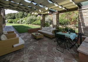 Luxury, modern apartment with pool and stunning views, 1 hour from Rome