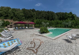 Luxury, modern apartment with pool and stunning views, 1 hour from Rome