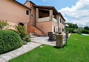 Luxury, modern apartment with pool and stunning views, 1 hour from Rome