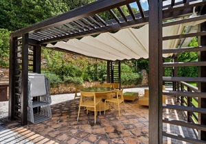 Luxury, modern apartment with pool and stunning views, 1 hour from Rome