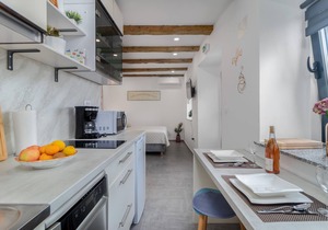 Make yourself comfortable for two in this compact vacation apartment with sea view.