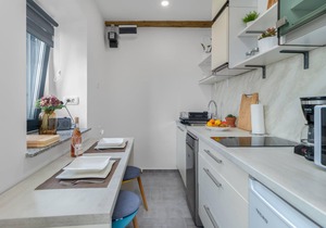 Make yourself comfortable for two in this compact vacation apartment with sea view.