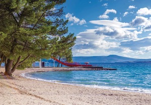 Make yourself comfortable for two in this compact vacation apartment with sea view.