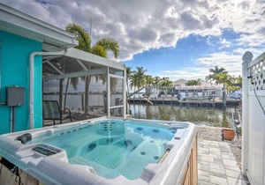 Matlacha Waterfront Retreat: Dock & Hot Tub!