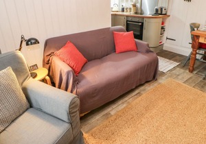 MIDDLEHOPE COTTAGE, pet friendly, with open fire in St John's Chapel