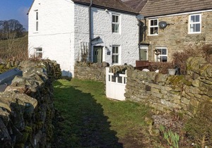 MIDDLEHOPE COTTAGE, pet friendly, with open fire in St John's Chapel