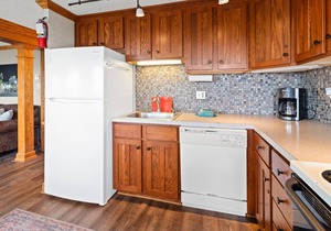 ML148 Corner unit w/views & fireplace connects to ML150 (rented separately)