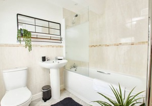 Modern Apt; Close To EMA FREE Gym & Pool Access