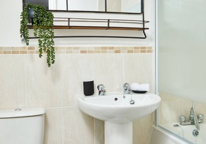Modern Apt; Close To EMA FREE Gym & Pool Access