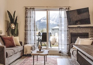 Mountain View Haven! OPEN Pool & Hot Tub, King Bed, A/C, Patio, Stunning Views