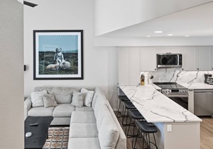 Newly renovated condo in Pinnacles - BBQ, hot tub, laundry, bike to your door