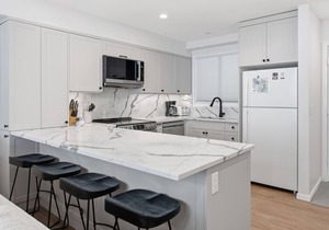 Newly renovated condo in Pinnacles - BBQ, hot tub, laundry, bike to your door