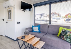 Nice houseboat in central location