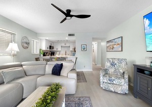 Ocean Villas 1: 3 bedroom 2 bath ground floor condo with 2 pools (1 heated) and