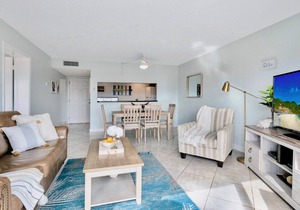 Oceanfront Condo With Balcony. Steps From The Pier. Prime Location 🌊