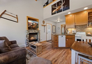 Peaceful Fall River Suite Fireplace Close to RMNP
