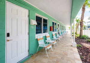🌴Poolside Studio @ Tropic Terrace | Ground Floor Steps to Beach King Bed ➠ TT10