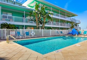 🌴Poolside Studio @ Tropic Terrace | Ground Floor Steps to Beach King Bed ➠ TT10