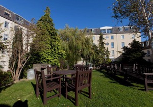 Popular Apartment with Parking & Pool -City Centre