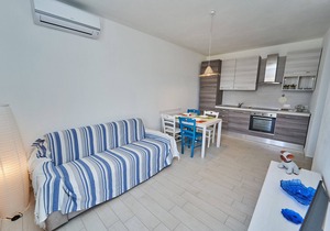 Provided one-bedroom ground floor apartment a stone's throw from the sea, in a lively and serviced area